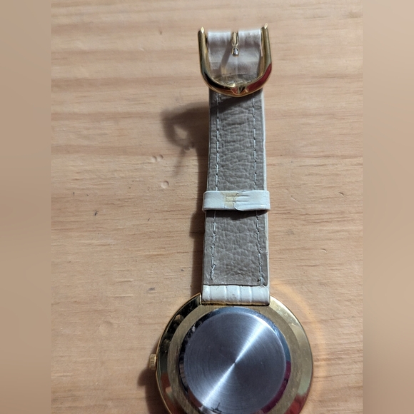 (934)Vintage peniel lady's watch white leather band Roman numerals in the bezel - Picture 5 of 11